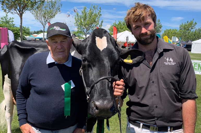 Clover-Lane Aftshk Sue-ET EX wins supreme champion title