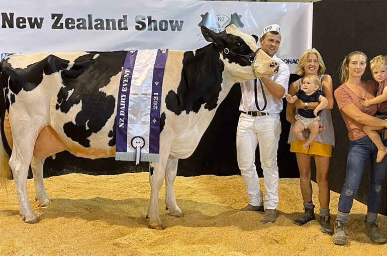 Te Hau Windbrook Cleo EX, Tom Bennett, LInda Deane with Fearne Bennett and Francesca Bennett with Harrison Bennett