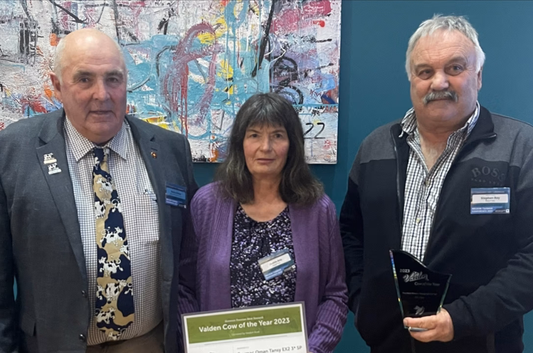 HFNZ Patron Denis Aitken with 2023 Valden Cow of the Year breeders Judith & Stephen Ray