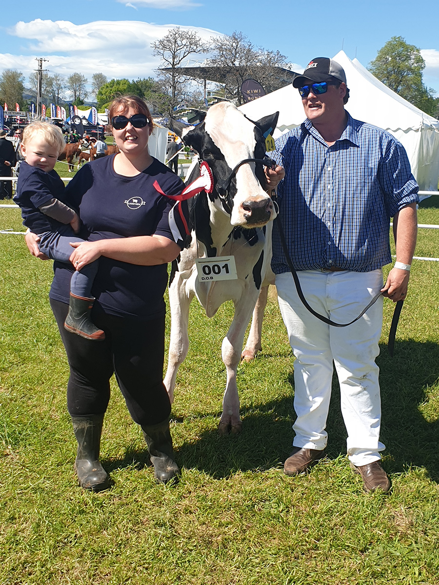 Charlie, Emma and Isaac Kelsen with Lakeview OK Addington EX at the 2021 North Island Championships