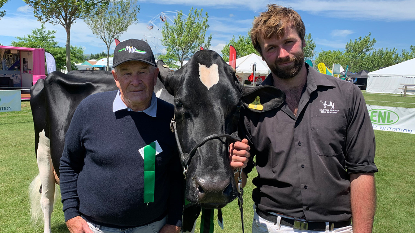 Clover-Lane Aftshk Sue-ET EX wins supreme champion title