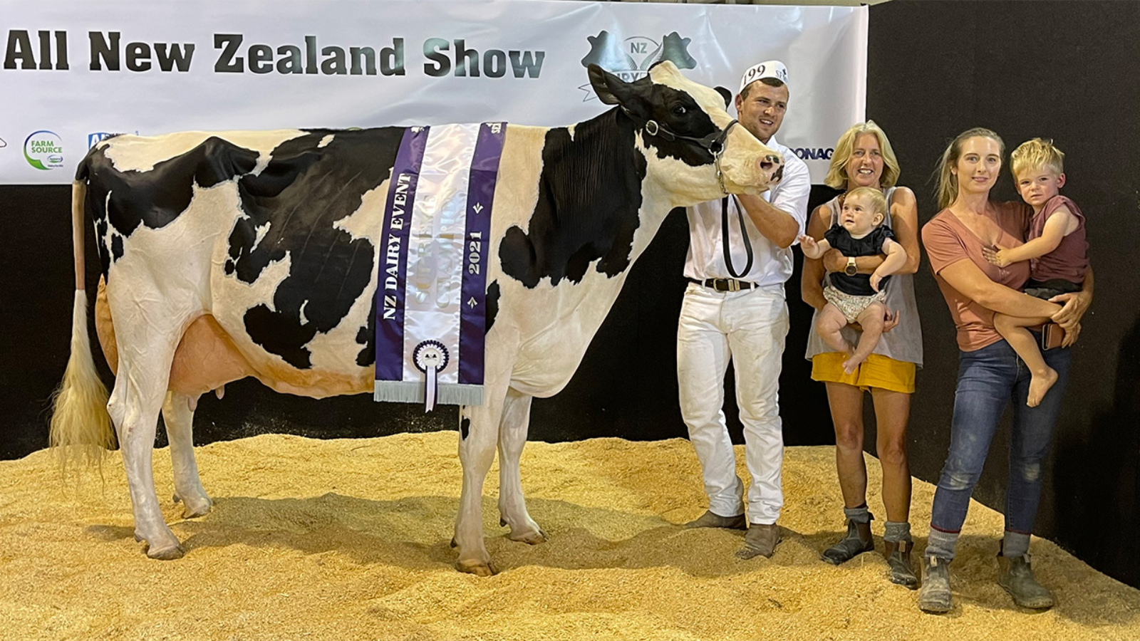 Te Hau Windbrook Cleo EX, Tom Bennett, LInda Deane with Fearne Bennett and Francesca Bennett with Harrison Bennett